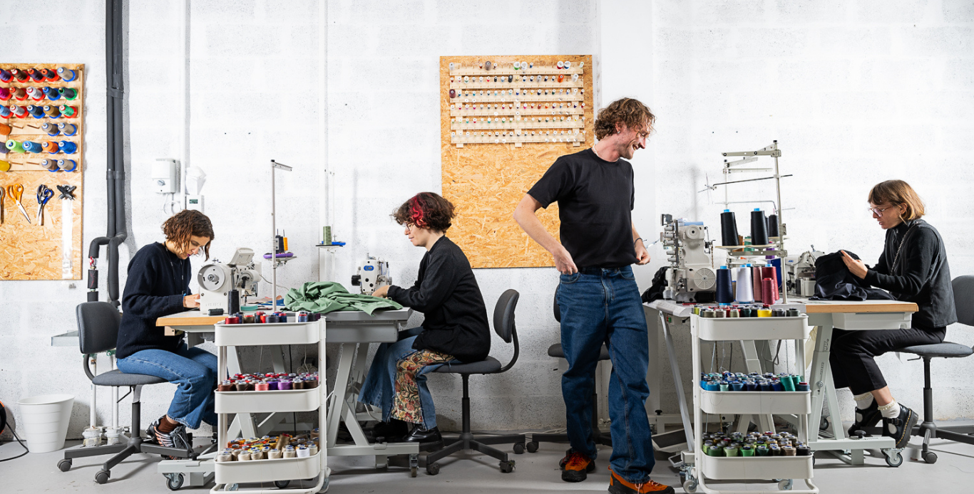 Réparateur Goodloop en train de réparer un équipement technique dans l’atelier, pour les clients du Bourg-d’Oisans.